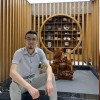 坤尼·席地而坐