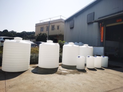 3噸大型化工儲罐一體式熱熔焊接